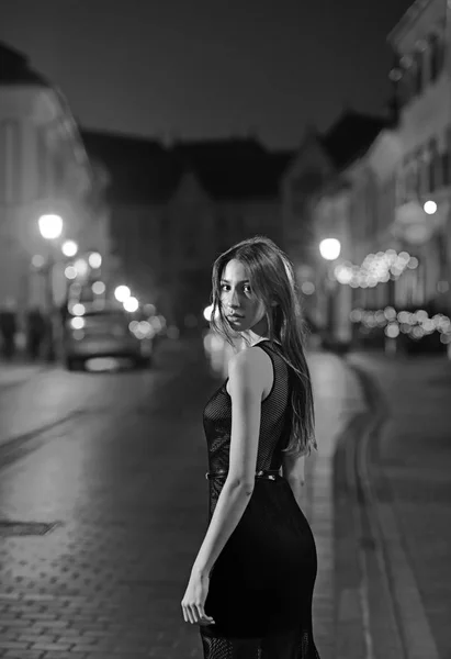 Μόδα και ομορφιά της κυρία των επιχειρήσεων. Σέξι κορίτσι στο κομψό φόρεμα. Κορίτσι με αίγλη μακιγιάζ. Πολυτελή γυναίκα σε βραδινή τουαλέτα τη νύχτα πόλη πρόκειται να prom κόμμα νύχτα πόλη με πριγκίπισσα στο στυλ των διασημοτήτων — Φωτογραφία Αρχείου