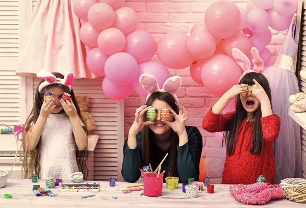 Easter, mother and children in pink bunny ears. — Stock Photo, Image