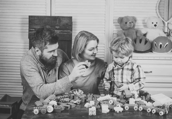 Konstrukční koncepce hry. Rodiče a dítě s šťastné tváře — Stock fotografie