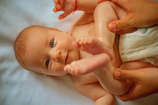 Nyfödd baby care. Motorisk aktivitet för baby. Utveckla motoriska färdigheter från sittande och stående till äta och greppa. Uppmuntra muskelstyrka och koordination genom spela verksamhet. Sjukvård för nyfödda — Stockfoto