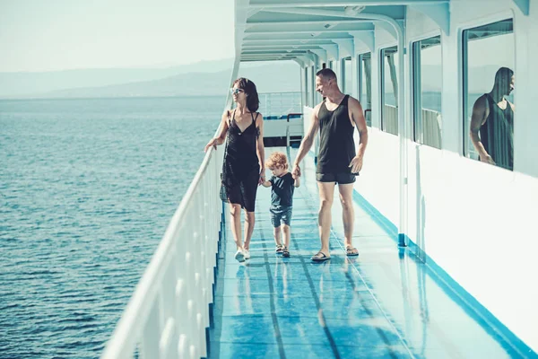 愛と家族の価値観と信頼。父と母と子。海旅行で息子と父と母。家族の船は、母親や父親の日に子供と一緒に旅行します。幸せな家族の夏休み — ストック写真