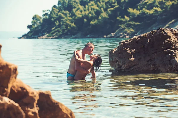 Ziemlich sexy Mädchen nackt im Wasser und flirtet mit ihrem Freund. — Stockfoto
