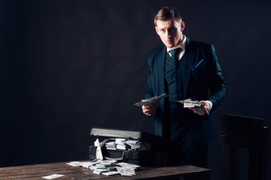 Takım elbiseli adam. Mafya. Para kazanmak. Para hareket. İşadamı muhasebeci ofisinde çalışıyorum. Küçük iş kavramı. Ekonomi ve Finans. Adam muhasebeci. O zaman bildiği para