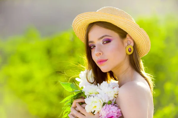 Beleza natural e terapia de spa. rosto e cuidados com a pele. Viaje no verão. Menina de verão com cabelo comprido. Mulher da Primavera. Primavera e férias. Mulher com maquiagem de moda. Uma estufa com flores — Fotografia de Stock