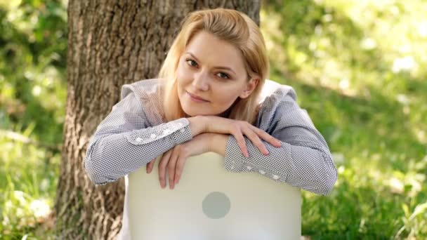 Bureau de l'environnement naturel. Travailler à l'extérieur avantages. Femme avec ordinateur portable travailler à l'extérieur. Technologie de l'éducation et concept Internet. Retourner à la nature mais rester connecté grâce à la technologie — Video