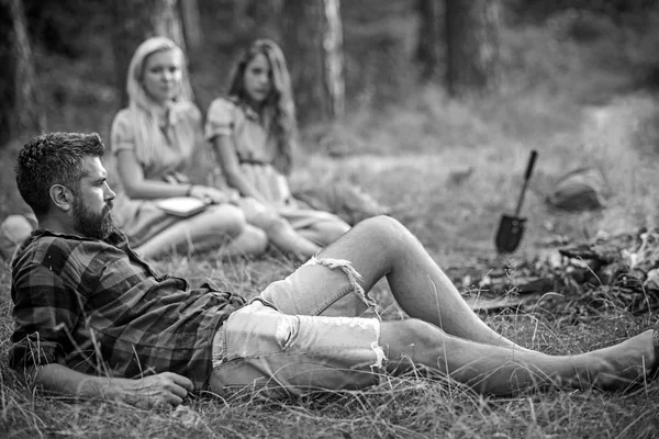 Homme attendant les filles en randonnée en plein air — Photo