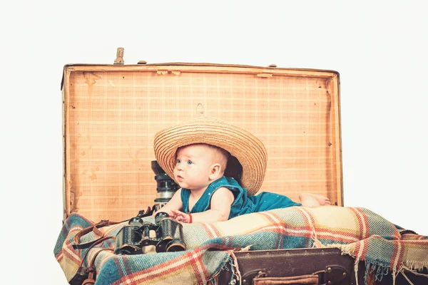 Заботиться о ребенке. Маленькая девочка в чемодане. Путешествия и приключения. Портрет счастливого маленького ребенка. Милая малышка. Новая жизнь и рождение. Детское счастье. Фотожурналист. Семья — стоковое фото