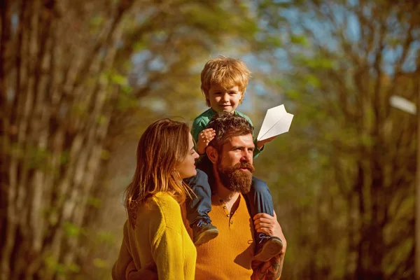 Familienbeziehung. Frau und Mann mit kleinem Sohn genießen den sonnigen Tag im Park, genetische Beziehung. vertrauenswürdiger Partner mit ähnlichem Denken — Stockfoto