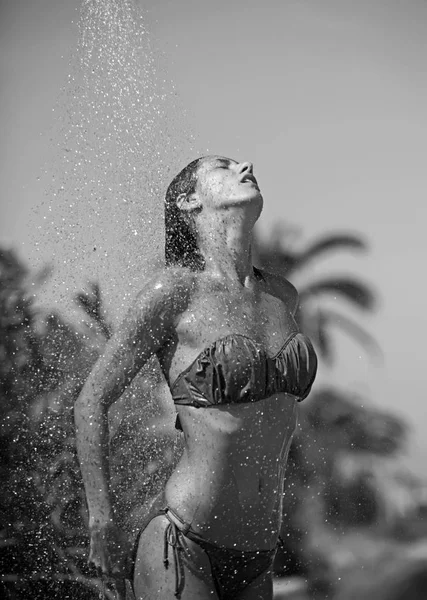 Chuveiro tropical de mulher sexy em maldivas. chuveiro tropical ou chuva para menina sexy . — Fotografia de Stock