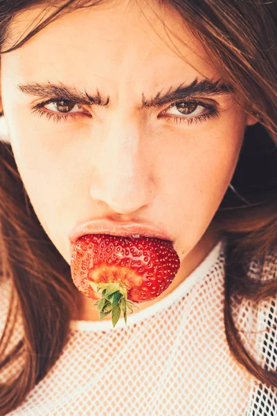 Genç kadın yemek kırmızı tatlı çilek — Stok fotoğraf