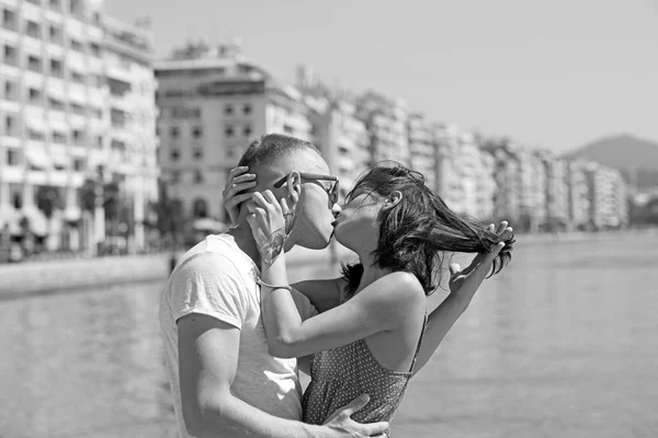 Family of two people kissing on beach. — Stock Photo, Image