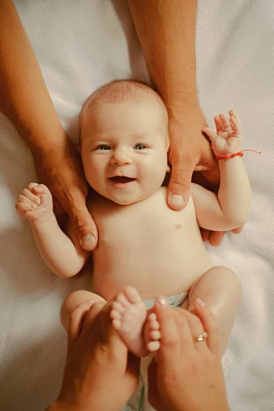 Relájate y disfruta. Bebé recién nacido dado masaje corporal. Atención pediátrica del recién nacido. El masaje infantil es una forma maravillosa de vincularse con el bebé. Masajeando a su bebé, la alegría de tocar el tiempo — Foto de Stock