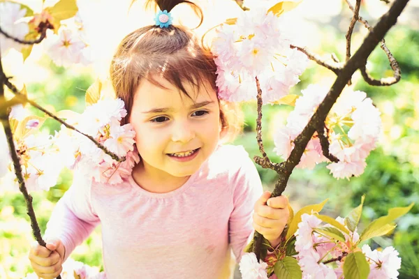 Para sempre jovem e livre. Criança pequena. Beleza natural. Dia das crianças. Na Primavera. previsão meteorológica. Cuidados com a pele. alergia às flores. Menina na primavera ensolarada. Moda menina de verão. Infância feliz — Fotografia de Stock