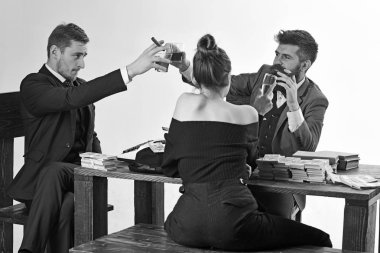 İyi bir anlaşma. Ofis masası, nakit para ile iş ortakları. Başarılı takım ve ortaklık. Toplantı iş adamları. Zengin erkek ve kadın elde başarı kutlamak. İş başarı