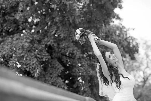 Noiva muito feliz em vestido de luxo com buquê de rosas — Fotografia de Stock