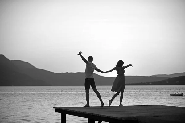 Пара танцует на пляже в солнечный день на закате . — стоковое фото