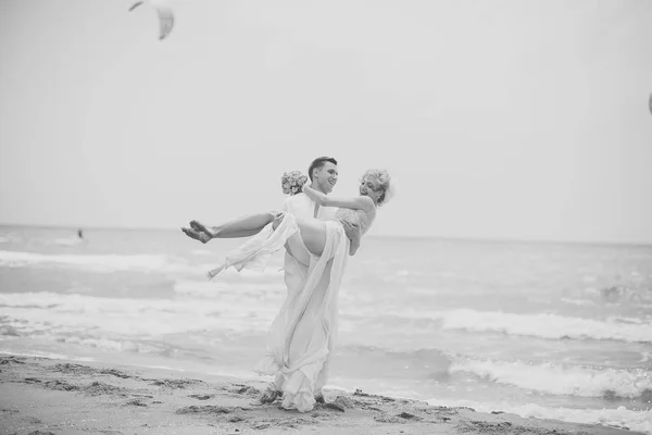 Sorridente coppia di nozze sulla spiaggia — Foto Stock