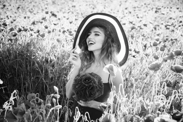 Mujer en el campo de semillas de amapola en sombrero retro —  Fotos de Stock