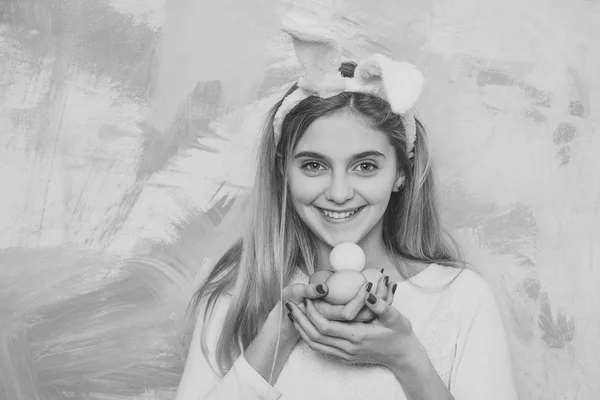 Feliz chica de Pascua en orejas de conejo con coloridos huevos pintados — Foto de Stock