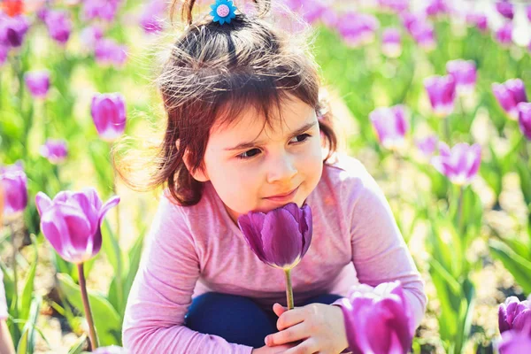 Arc- és bőrápoló. allergia a virág. Nyári lány divat. Boldog gyermekkor. Napsütéses tavaszi kislány. Kis gyerek. Természetes szépség. Gyermeknap. Tavaszi tulipán. Időjárás-előrejelzés. Nagyszerű hangulatban — Stock Fotó