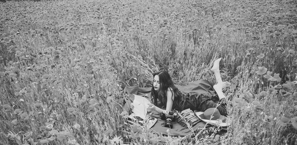 Drogas, narcóticos, opio, mujer con máquina de escribir, cámara, libro . — Foto de Stock