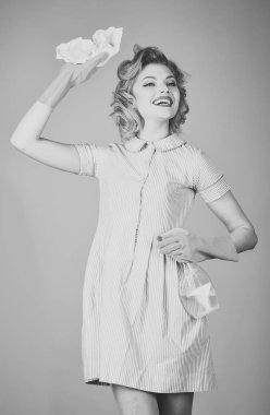 Evin parlıyor. Mutlu genç ev hanımı