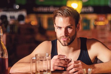 İşten sonra içki kapma. Adam içki güçlü alkollü içecek ve bira barda. Alkollü adam adlı bar counter içme. Kısa alkol içki ile alkol bağımlısı. Alkol bağımlılığı ve kötü alışkanlık