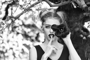 Kadın kırmızı haşhaş tohumu ile