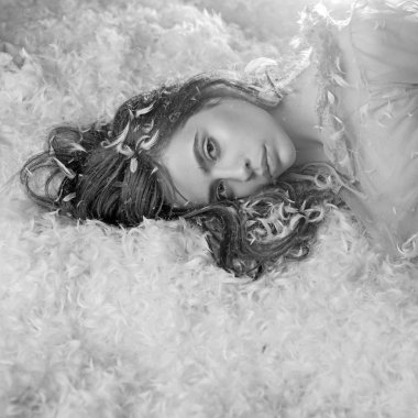 Kız sakin yüzünde tüyler ve kabartmak ile kaplı yatakta yatıyordu. İhale pijama rahatlatıcı uzun saçlı kadın. Şeffaf mavi Geceliği Bayan tüy yığını yatakta yatıyordu. Hafiflik kavramı.