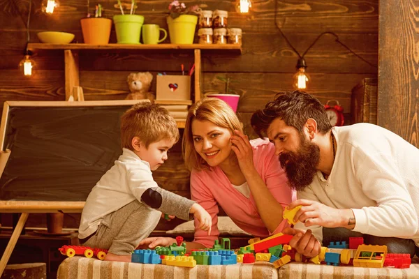 Concepto de lección privada. El niño tiene una lección privada desarrollando habilidades de construcción con ladrillos de juguete. Clases particulares en primaria. Clases privadas para niño pequeño — Foto de Stock