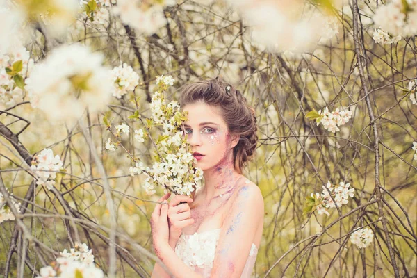 Frühlingsstimmung. Frühlingsurlaub. Wettervorhersage. Frau mit Frühjahrsmode Make-up. Gesichtspflege. Frauengesundheit. Allergie gegen Blumen. Sommermädchen am blühenden Baum. Natürliche Schönheit und Wellnesstherapie — Stockfoto