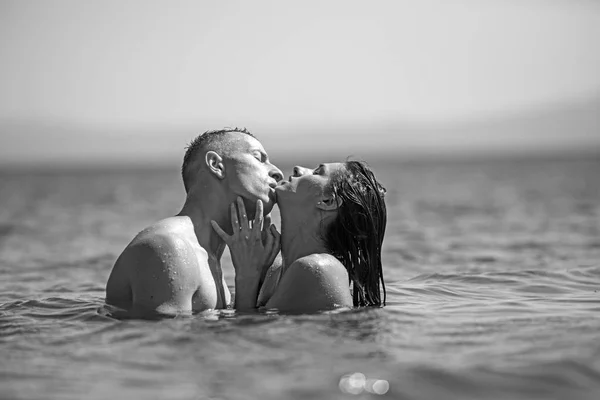 Love relations of kissing couple enjoying summer day together. love and romance concept. — Stock Photo, Image