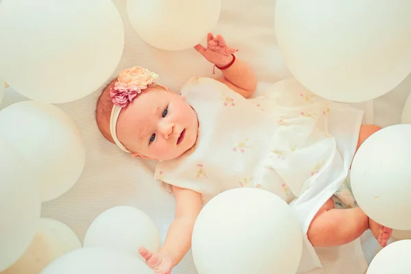 Bebé soñoliento. Felicidad infantil. Dulce bebé. Nueva vida y nacimiento. Familia. Cuidado de niños. Día de los niños. Niña pequeña. Feliz cumpleaños. Retrato de niño feliz en globos blancos — Foto de Stock