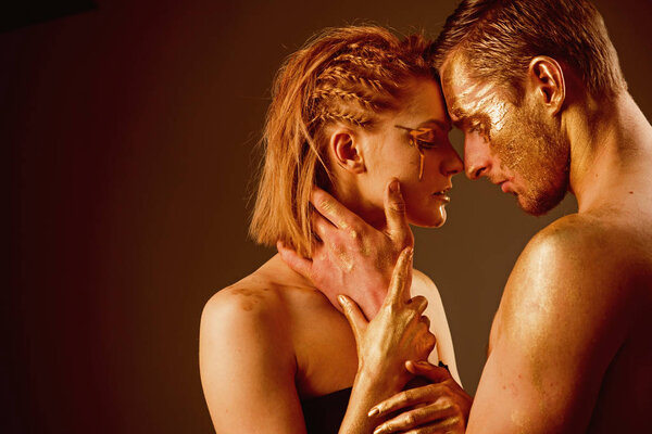 Сексуальная пара с золотым макияжем, копировальное пространство. Эротические игры влюблённых пар. Золотая маска и красота коллагена. 24K Gold. Золотой спа и лечение кожи. Мужские и женские отношения
.