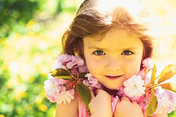 Tavaszi stílus. Kis gyerek. Természetes szépség. Gyermeknap. Tavasszal. Időjárás-előrejelzés. Napsütéses tavaszi kislány. Nyári lány divat. Boldog gyermekkor. arc- és bőrápoló. allergia-virágok — Stock Fotó