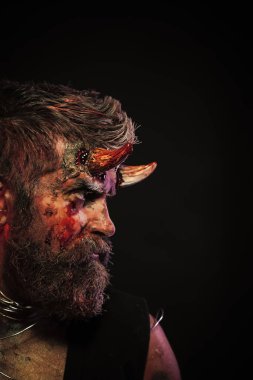 Cadılar Bayramı adam şeytan siyah arka plan üzerine profilinde