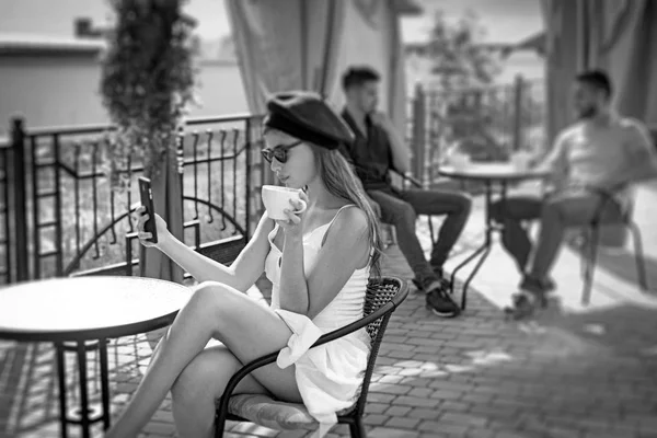 Nieuwe technologie. Leuke vrouw koffie drinken en praten op telefoon in café. Vrouw genieten van espresso of cappuccino te drinken. Schattig vrouw in coffeeshop. Een koffiepauze voor een snack. Goede dagen beginnen met koffie — Stockfoto