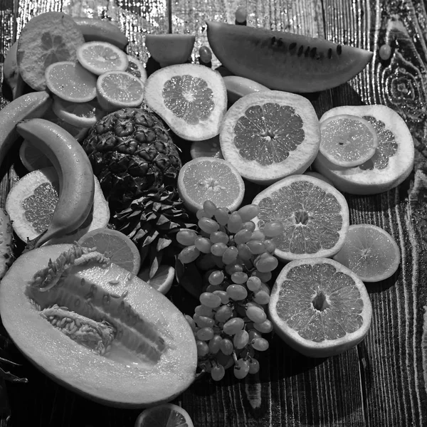 Vitamin makanan dan kesehatan makan semangka dan melon dengan pisang. Jeruk nanas lemon dengan jeruk dan anggur tata letak. Buah segar di meja kayu. Buah tropis dan eksotis. Konsep diet detox — Stok Foto