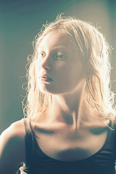 Альбиноса девушка с белой кожей натуральные губы и белые волосы. Портрет блондинки
