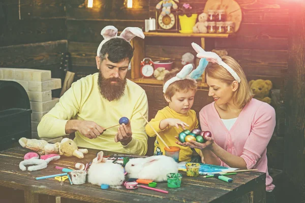 Mutlu Paskalya anne, baba ve çocuğunu Paskalya yumurta boyama. — Stok fotoğraf
