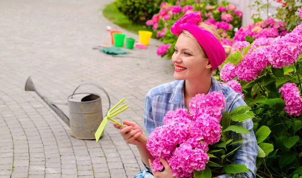 Mujer cuidado de las flores en el jardín. Hortensia. Primavera y verano. mujer feliz jardinero con flores. Flores de invernadero. Cuidado de las flores y riego. suelos y fertilizantes. Verdadero profesional — Foto de Stock