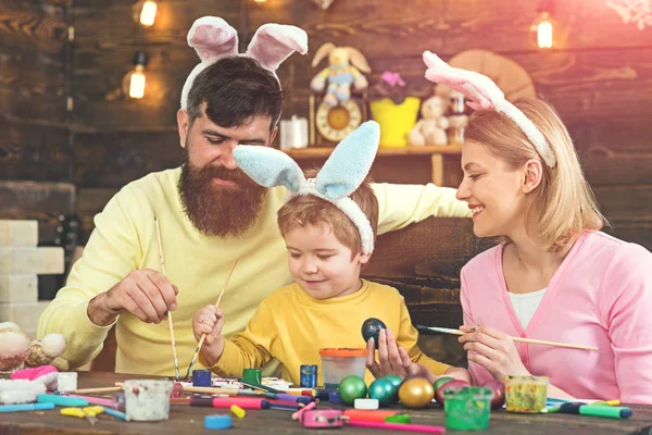 Mutlu bir aile için Paskalya yortusu yumurta fikirler. — Stok fotoğraf