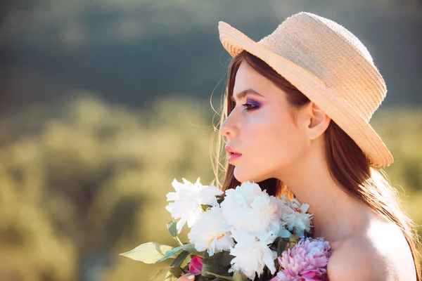 Du är så vacker. Naturliga skönhet och spa behandling. Våren kvinna. Springtime och semester. Sommar flicka med långt hår. ansikts- och hudvård. Resa i sommar. Kvinna med mode makeup — Stockfoto