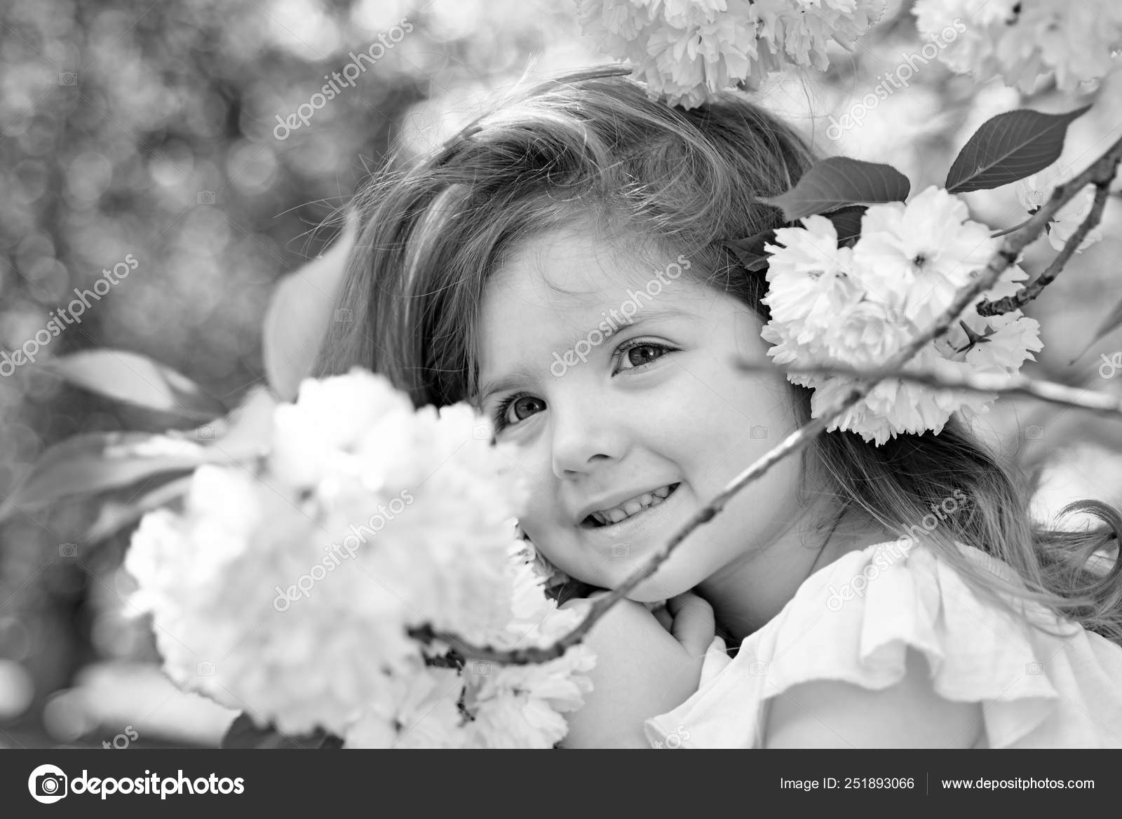 3月8日。小孩子。自然之美。儿童节。春天。天气预报。夏天的女孩时尚。快乐的童年。阳光明媚的春天里的小女孩。面部和护肤品。对花过敏. ——图库图片©, image size:1600x1168