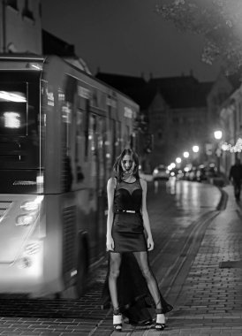 Prenses ünlü tarzı ile gece şehir. Moda ve güzellik iş kadını. Şık elbiseli seksi kız. Abiye gece City kadında lüks otobüste baloya gitmek. Glamour makyaj ile kız.