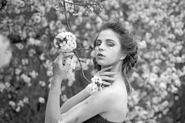 İmkansız kokusu. Doğal güzellik spa terapisi. Bahar tatili. hava tahmini. yüz ve cilt bakımı. kadın sağlık. çiçekler alerjisi. Bahar moda makyaj kadınla. Bloom ağaç yaz kız