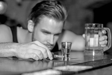 Sarhoş sürücü yok. Adam içen araba anahtarları pub ile. Yakışıklı adam içki bira bar sayacı. Bira bardağı ile alkol bağımlısı. Alkol bağımlılığı ve kötü alışkanlık. Alkollü içecek UOL