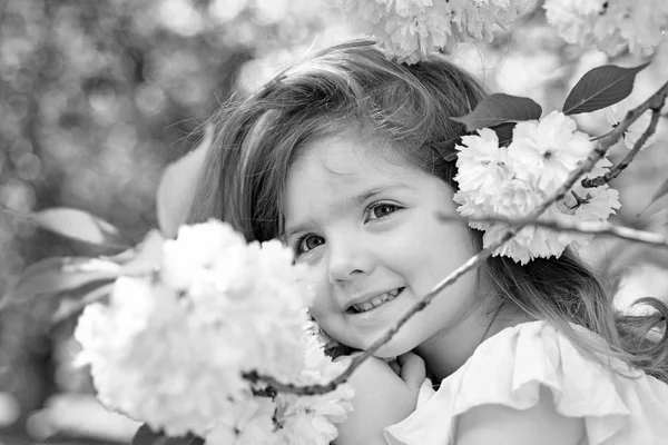 8 march. Small child. Natural beauty. Childrens day. Springtime. weather forecast. Summer girl fashion. Happy childhood. Little girl in sunny spring. face and skincare. allergy to flowers. — Stock Photo, Image