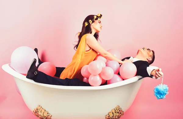 Kondicionáló a hajat is. Pár ember mime és szexi nő élvezni a fürdés. Bubble bath nap. Szépség rutin és a személyes higiénia. Haj ápolás rutin. Fürdés a higiéniai szokások. Pár kád — Stock Fotó