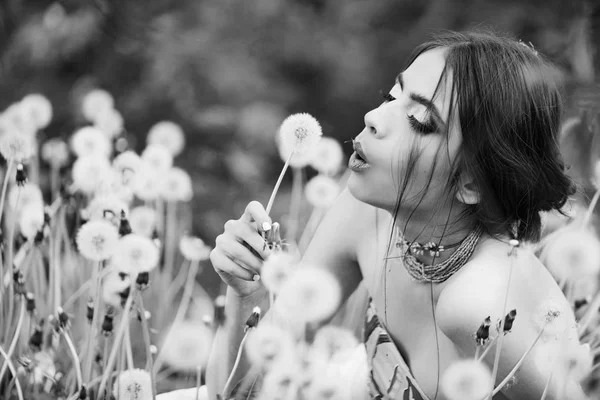 Vrouw met modieuze make-up en parels in de groene bladeren — Stockfoto